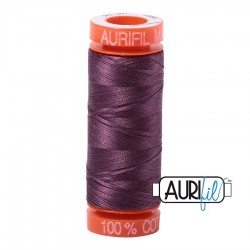 FIL COTON MAKO 50 AURIFIL 2568 Mulberry - Petite bobine de 200 mètres