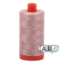 FIL COTON MAKO 50 AURIFIL 2375 Antique Blush - Grosse bobine de 1300 mètres