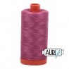 FIL COTON MAKO 50 AURIFIL 2450 Rose - Grosse bobine de 1300 mètres