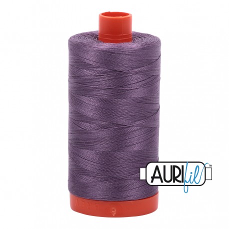 FIL COTON MAKO 50 AURIFIL 6735 Plumtastic - Grosse bobine de 1300 mètres