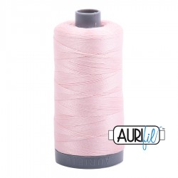 FIL COTON MAKO 28 AURIFIL 2410 Pale Pink - Grosse bobine de 750 mètres