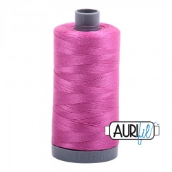 FIL COTON MAKO 28 AURIFIL 2588 Light Magenta - Grosse bobine de 750 mètres