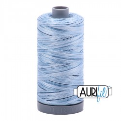 FIL COTON MAKO 28 AURIFIL 4669 Stonewash Blues - Grosse bobine de 750 mètres