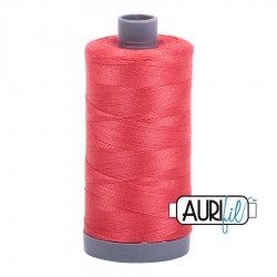 FIL COTON MAKO 28 AURIFIL 5002 Medium Red - Grosse bobine de 750 mètres