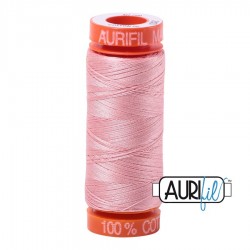 FIL COTON MAKO 50 AURIFIL 2437 Light Peony - Petite bobine de 200 mètres